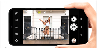 Persona generando contenido digital utilizando un teléfono celular en un entorno urbano