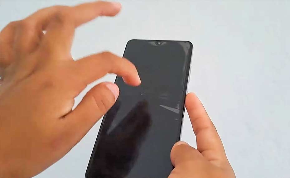 usuario experimentando pantalla negra en celular durante una llamada telefónica